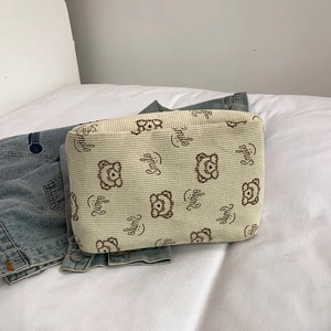 Borsa a mano in velluto a coste con orso e scritta 'smile', vista dall'alto in stile flat lay