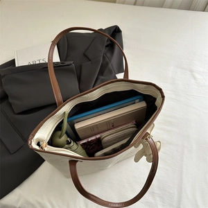 Grand sac cabas matelassé beige avec anses marron et intérieur spacieux de travail