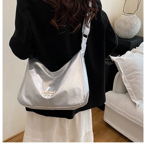 Vue détaillée du sac cabas argenté métallisé avec étiquette Fashion Bag et large bandoulière