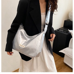 Détail d'un grand sac cabas argenté métallisé avec étiquette Fashion et large bandoulière