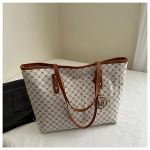 Draufsicht auf große Tote-Bag mit geometrischem Muster, Lederriemen und Metalldetails