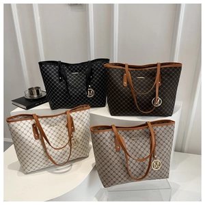 Detailansicht von vier großen Shopper-Taschen in verschiedenen Farben mit Vintage-Muster