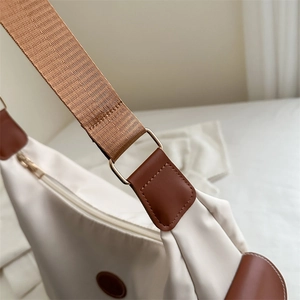 Sac fourre-tout Oxford blanc cassé avec détails en cuir marron et sangle renforcée