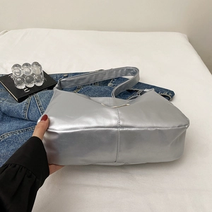 Sac à bandoulière argenté métallisé chic avec finitions en métal brillant