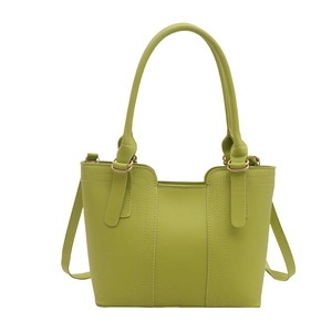 Sac seau vert avocat avec coutures contrastées, poignée et détails dorés