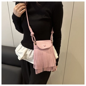 Détail d'un sac bandoulière rose à franges en cuir texturé avec bandoulière nouée