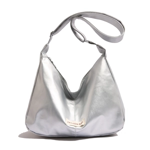 Sac hobo métallique argenté chic avec bandoulière réglable et étiquette mode à l'avant