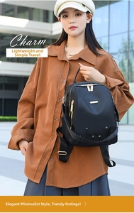 Détail d'un sac à dos en nylon noir avec clous étoiles dorés et poches zippées