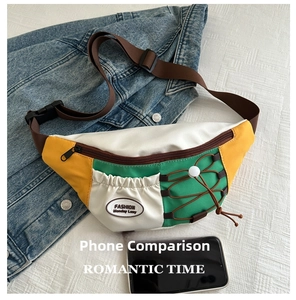 Détail d'un sac de poitrine coloré avec sangle réglable et étiquette mode sur table