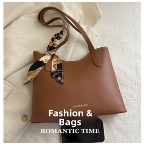 Sac fourre-tout en cuir marron avec smartphone pour comparaison de taille sur velours