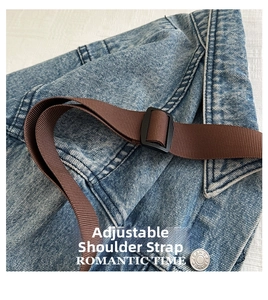 Détail de la bandoulière réglable en nylon et bouton JEANS sur un sac en denim bleu