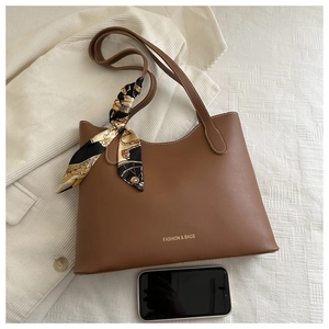 Sac fourre-tout en cuir marron avec détail de foulard en soie et smartphone pour la taille
