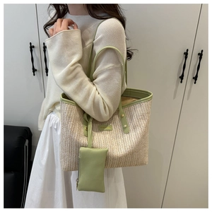 Dettaglio della borsa tote in paglia intrecciata con finiture in ecopelle e borsellino