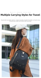 Détail du sac à dos en nylon noir avec étoiles dorées et sangles de transport