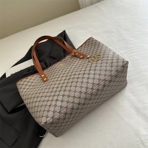 Schicke Tragetasche mit klassischem Monogrammmuster und M-Anhänger für das Pendeln
