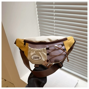 Détail de la sacoche banane en nylon multicolore avec logo FASHION et cordon élastique