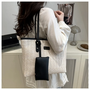 Détail du sac cabas tissé avec bordure en cuir noir et pochette zippée amovible pratique