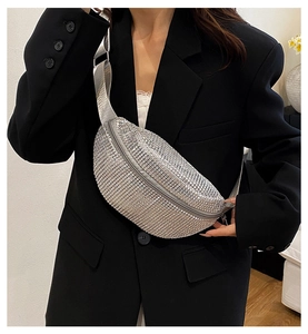 Détail du sac ceinture argenté orné de strass avec finition pailletée et sangle réglable