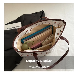 Intérieur spacieux du sac cabas à cerises montrant l'espace pour tablette et accessoires