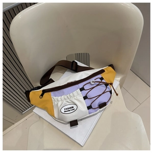 Détail du sac de poitrine en toile multicolore avec fermeture éclair et patch FASHION