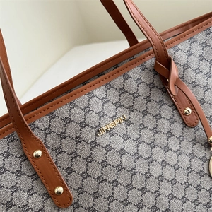 Große Shopper-Tasche mit grauem Logo-Print, braunen Lederriemen und goldenem Metall-Logo