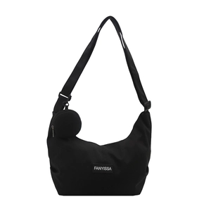 Borsa a tracolla nera a mezzaluna con spalla regolabile e piccolo ciondolo a portamonete