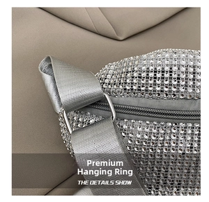 Vue détaillée de la maille strass argentée avec anneau en D en métal et sangle tissée