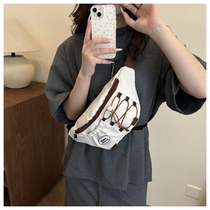 Selfie miroir montrant le sac bandoulière en toile blanc et marron avec cordon élastique