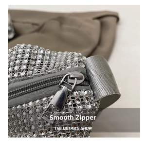 Détail du zip et de la maille en strass argentés étincelants sur ce sac banane tendance