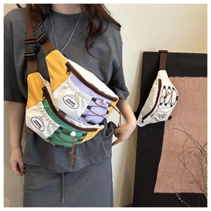 Détail d'un sac de poitrine en nylon multicolore avec bandoulière réglable et cordon
