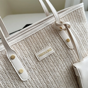 Sac fourre-tout en paille élégant avec bordure en cuir crème et tissage à chevrons