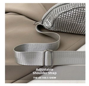 Détail de la bandoulière réglable et boucle sur le sac banane tressé en strass argent