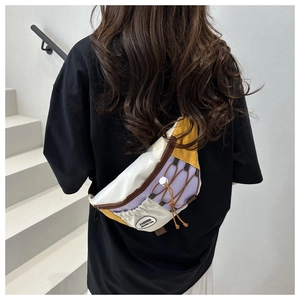 Vue détaillée du sac banane color-block élégant avec cordon et logo fashion