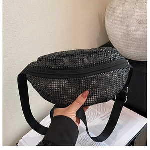 Détail du sac banane à strass noirs avec poignée et texture de cristaux scintillants