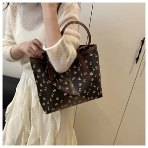 Sac fourre-tout rétro à motif cerise avec anses brunes et cardigan en maille blanc