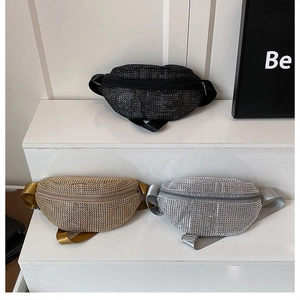 Détails des sacs de poitrine à paillettes en finitions noir, doré et argenté
