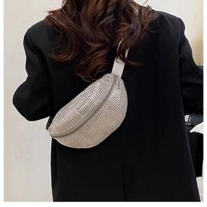Détail d'un sac ceinture en strass argentés porté sur un blazer noir vue de dos
