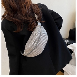 Mannequin portant un sac de poitrine argenté à strass sur un blazer noir style tendance