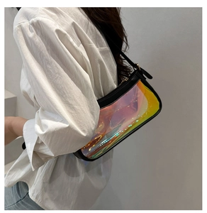 Vista detallada del bolso de hombro holográfico con ribete de cuero negro en modelo
