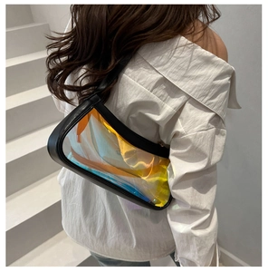 Détail du tissu transparent irisé et des finitions en cuir noir sur le sac moderne