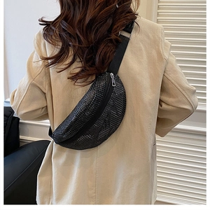 Détail du sac de poitrine noir avec strass scintillants et bandoulière réglable
