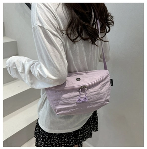 Dettaglio borsa a tracolla in nylon lavanda con doppia zip e tessuto effetto stropicciato