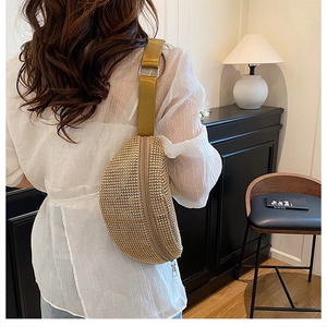 Détail du sac ceinture doré avec strass scintillants et bandoulière ajustable