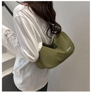 Détail du sac bandoulière en toile vert olive avec double fermeture éclair et sangle