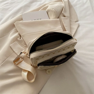 Borsa a tracolla retrò panna con monogramma, doppia zip e ampia tracolla regolabile