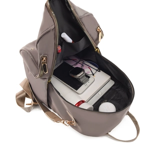 Sac à dos taupe en tissu Oxford avec fermetures dorées et intérieur spacieux