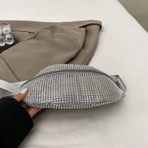 Sac banane argenté avec strass, sangle tissée et finition en cristaux étincelants