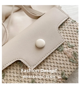 Close-up van geweven crossbody tas met bloemenborduurwerk en lederen klep detail