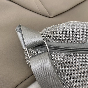 Sac bandoulière tissé argenté avec strass brillants et bandoulière à boucle métallique