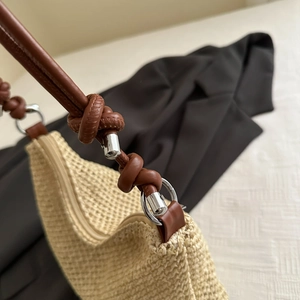 Borsa a spalla in paglia con tracolla in pelle marrone e anelli in metallo argento